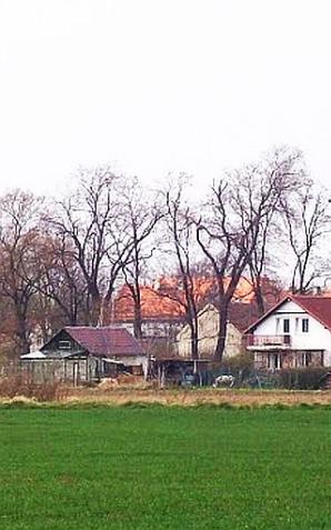 Wrocław: Wywieźli z domu zwłoki i posadzili na ławce przy kościele – chcieli dalej pobierać rentę